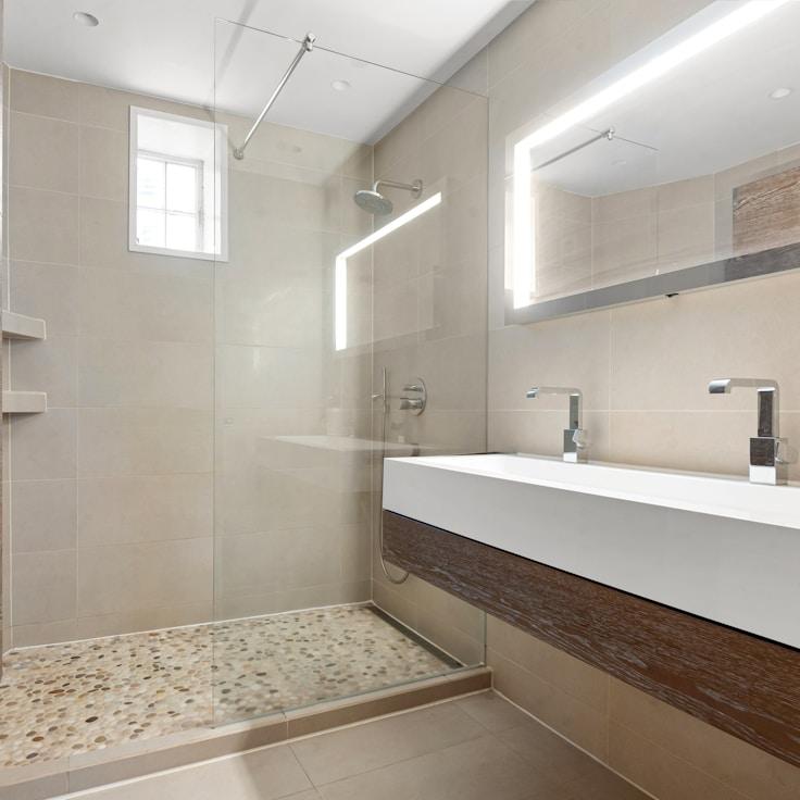 Refined bathroom architecture